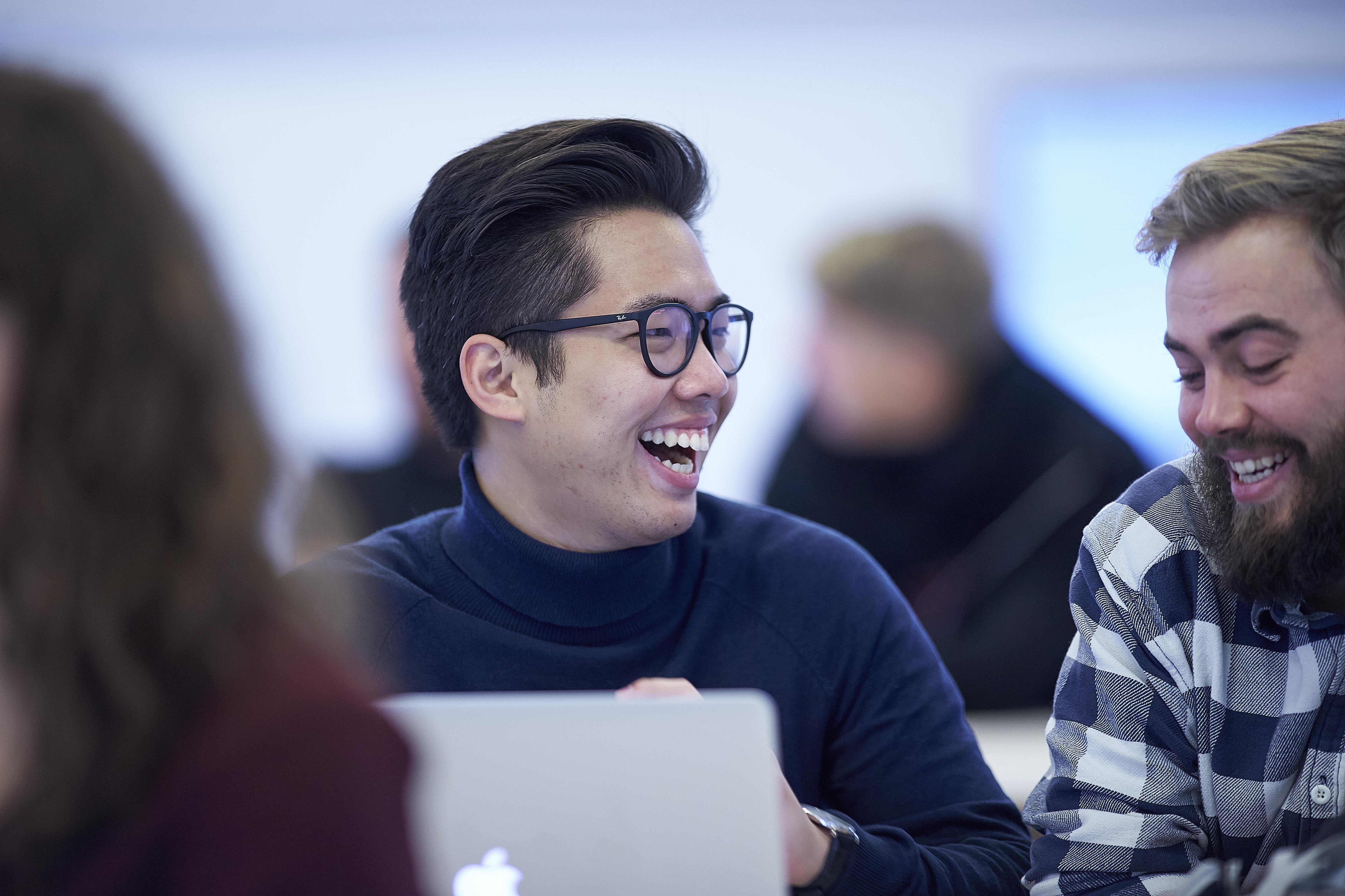 Mand_smilende_computer_apple