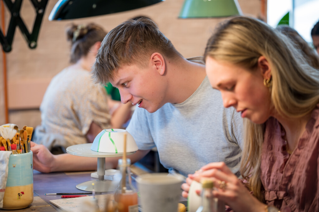 Dreng og piger maler på keramik til et IDA keramik event