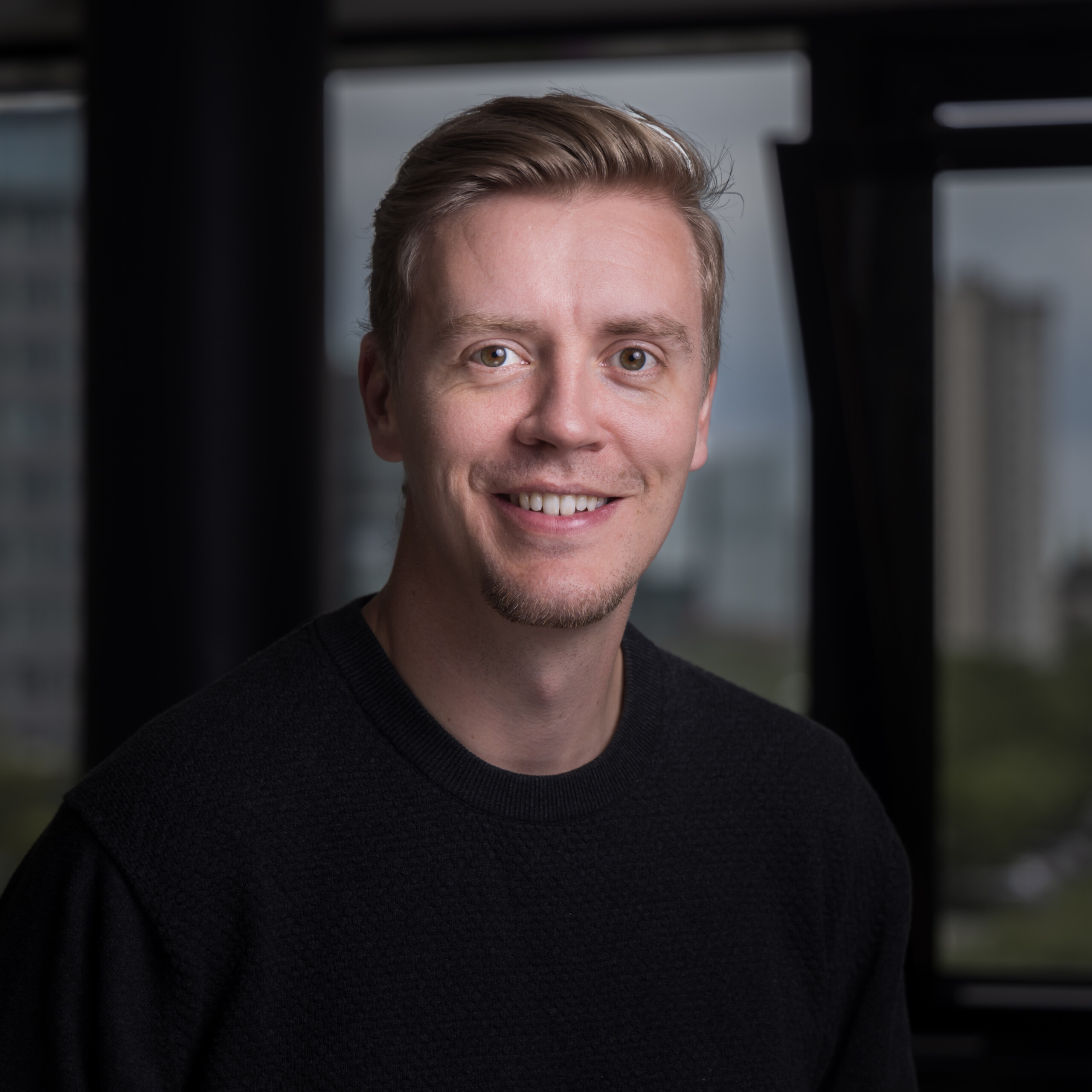 Portræt af smilende dreng i sort bluse