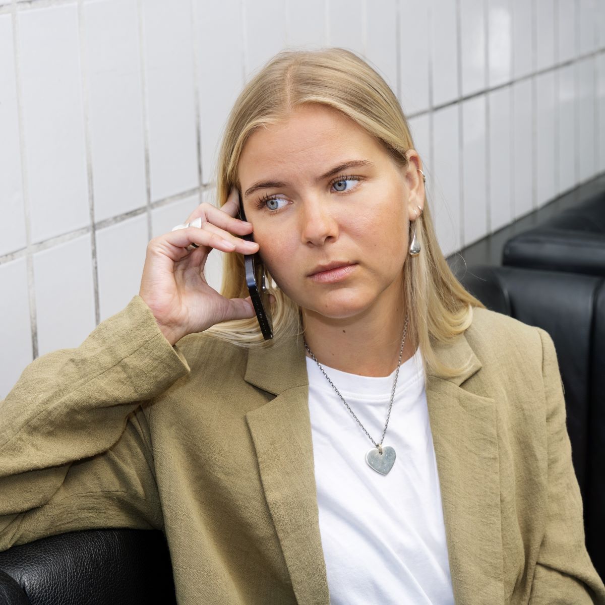 lyshåret person snakker i telefon