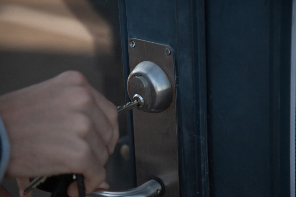 En personer åbner for døren til sin studiebolig