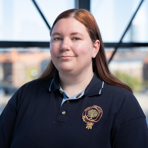 Portræt af pige i sort polo