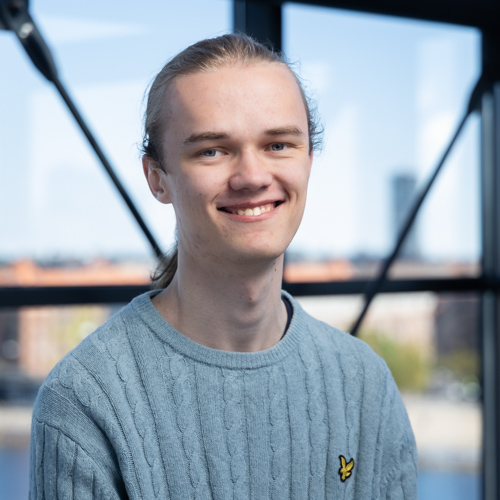 Portræt af dreng i blå striktrøje