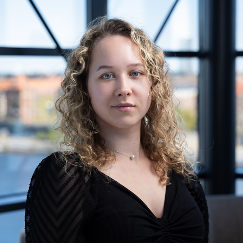 Portræt af pige med krøllet hår