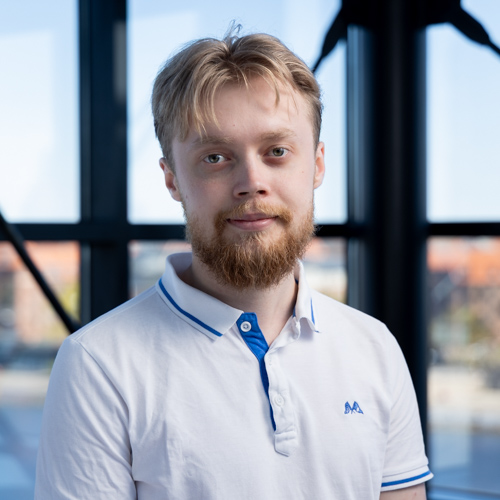 Portræt af dreng i hvid polo