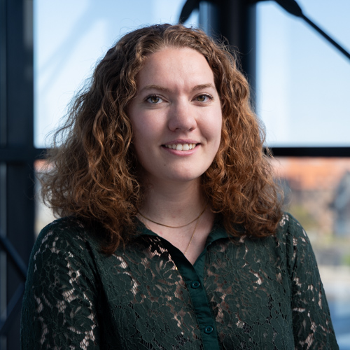 Portræt af pige med krøllet hår