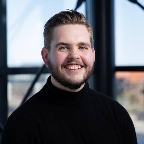 Portræt af dreng i sort rullekrave