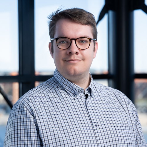 Portræt af dreng med briller og i skjorte