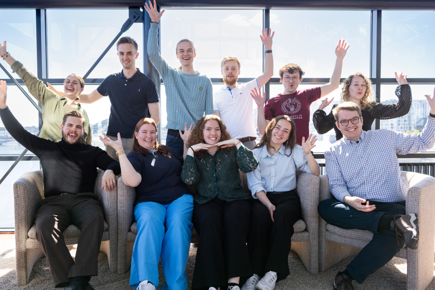 Gruppebillede foran stort vinduesparti